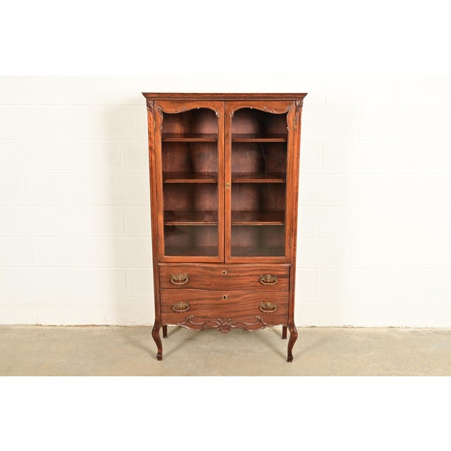 A gorgeous antique Victorian bookcase, bar cabinet, or dining cabinet In the manner of R.J. Horner & Co. USA, Circa 1890s...
