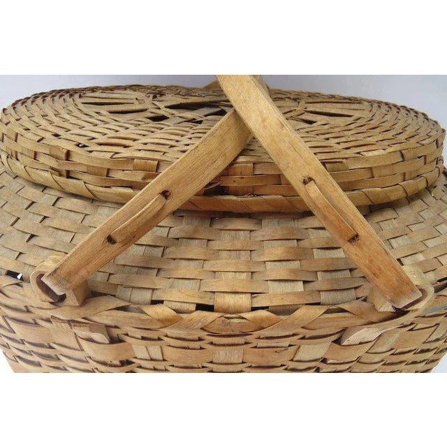 Tan Vintage 1900's Winnebago Woven Market Picnic Lidded Basket with Swing Handles Country For Sale - Image 8 of 10