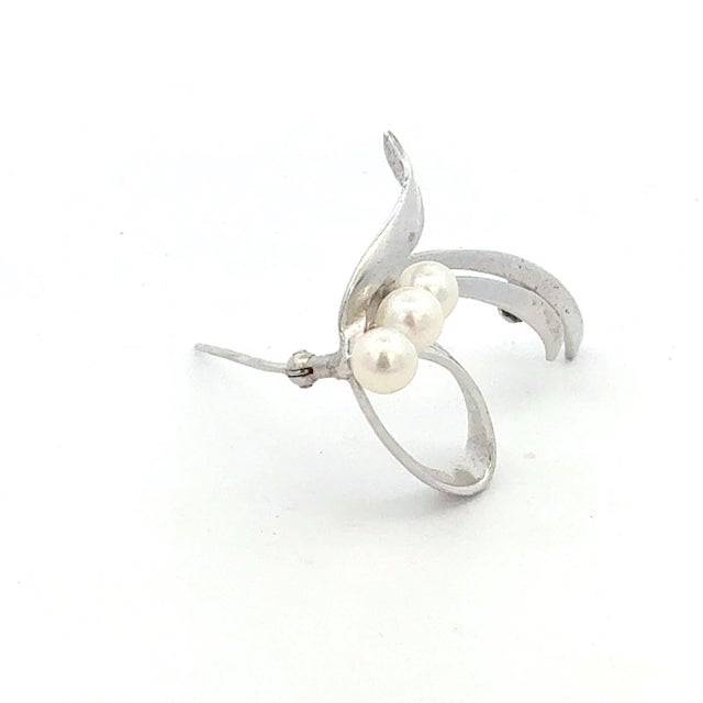 Authentic Mikimoto Akoya Pearl Brooch 5.45 mm Sterling Silver Estate M455 This elegant Authentic Mikimoto Estate sterling...