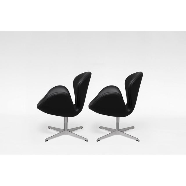 Vintage Swivel Swan Chairs in Black Leather by Arne Jacobsen for Fritz Hansen, 1950s, Set of 2 For Sale - Image 3 of 7