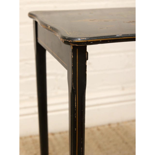 Vintage Chinoiserie Black Lacquer Side Table With Hand-Painted Asian Scene For Sale - Image 4 of 10