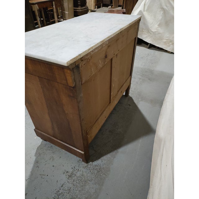 19th Century French Louis Philippe Walnut Commode With Carrara Marble Top – Four Drawer For Sale In New Orleans - Image 6 of 10