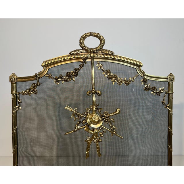 Neoclassical Louis XVI style brass fire screen with mesh decorated with garlands For Sale - Image 3 of 12