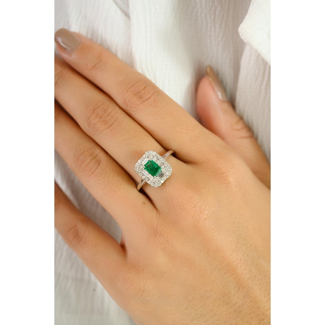 14k White Gold Emerald Centre Diamond Cluster Ring Size 7 For Sale - Image 4 of 12