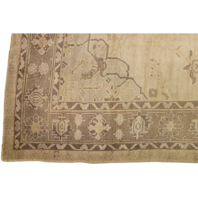 1960s Vintage Medallion Motif Turkish Oushak Wool Rug Handmade in Beige For Sale - Image 4 of 7