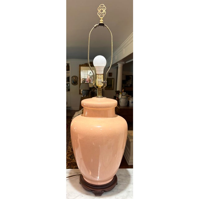 Ethan Allen Late 20th Century Large Coral Colored Crackle‑Glaze Ginger Jar Table Lamp With Wooden Ming Base for Palm Beach Regency or Coastal Decor. See Photos! For Sale - Image 4 of 10