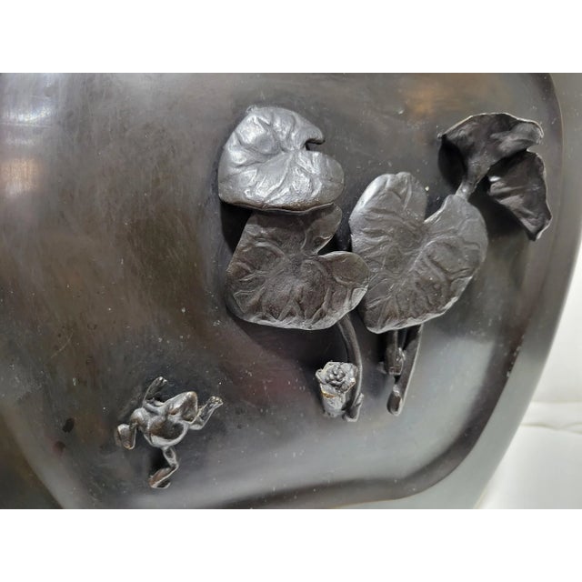 Bronze Early 20th Century Showa Period Japanese Cast Bronze Vase With Floral and Frog Motif For Sale - Image 8 of 10