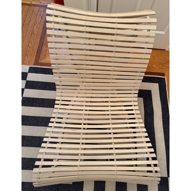 New English willow bat slat lounge chair, cord-tensioned construction, handcrafted in the UK, late 20th century....