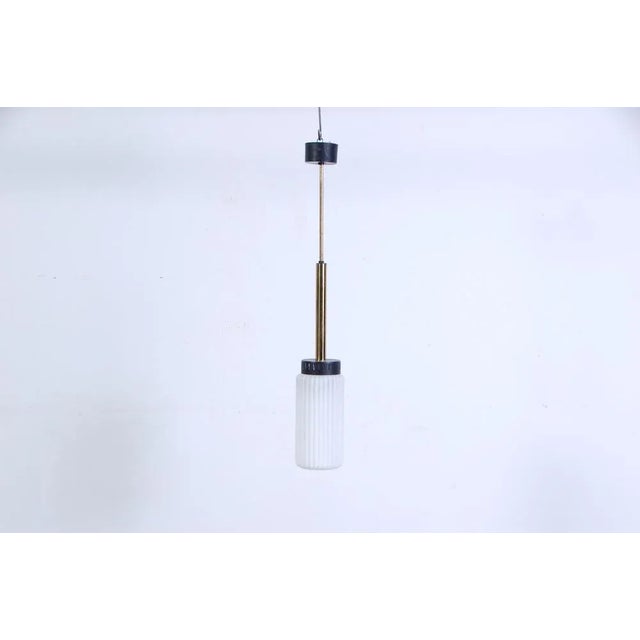 Elegant chandelier attributable to Stilnovo, original production of the 1950s. Ottone structure, with grissful satin...