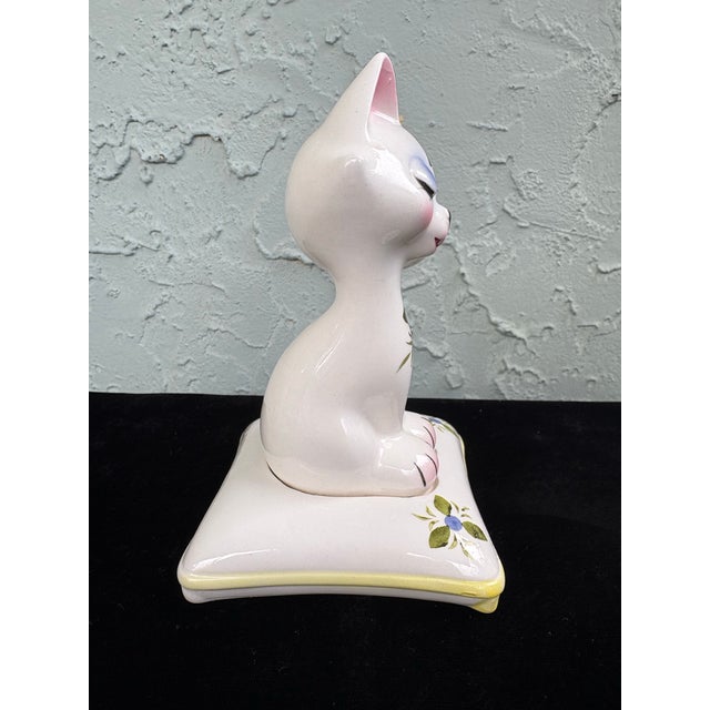 Japanese 1960s Enesco Japan Hand-Painted Ceramic Cat & Pillow Salt & Pepper Shaker Set For Sale - Image 3 of 8