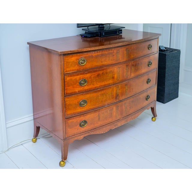 Drexel Heritage 1940s Bow Front Flame Mahogany Dresser & Highboy | Attributed to Drexel Heritage | Georgian Revival Bedroom Suite (Pair) For Sale - Image 4 of 14