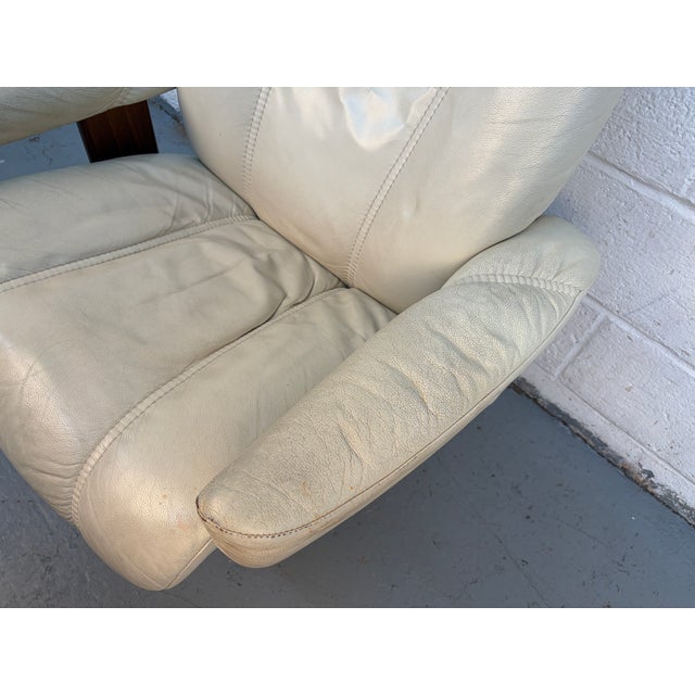 Mid 20th Century "Stressless" Leather Recliner and Matching Ottoman by j.e Ekornes For Sale In New York - Image 6 of 12