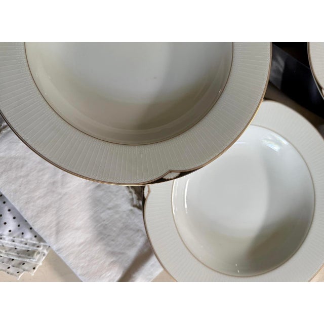 Ceramic 1960s Set Up of Four (4) Vintage Designer Oscar De La Renta 8.5” Bowls in Aegean Pattern | Black and Gold | Beachy | Seashell For Sale - Image 7 of 10