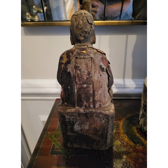 Asian Antique Antique Chinese Giltwood Temple Figure – Seated Deity / Dignitary (Ming to Qing Dynasty, 18th/19th Century) For Sale - Image 3 of 5