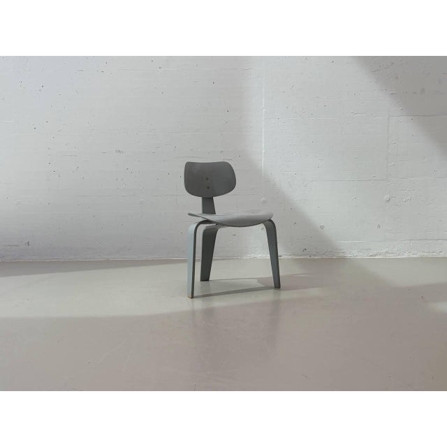 The iconic se 42 chair, designed by egon eiermann in 1949 and manufactured by wilde + spieth, is considered one of the...