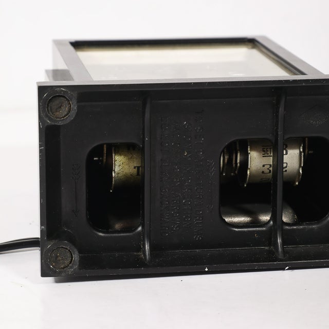 Art Deco Skyscraper Style Hammond Bakelite Electric Clock W/ Day Date Function For Sale - Image 11 of 13