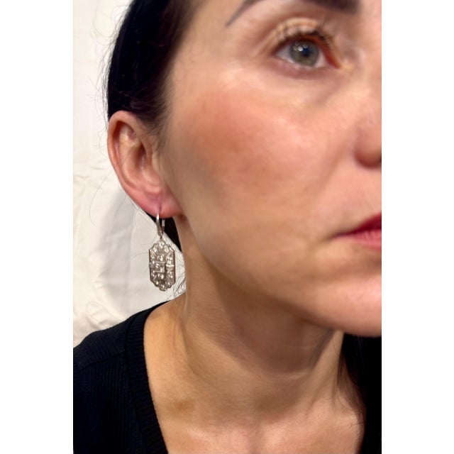 Contemporary Vintage 3 Ct Round & Princess Shape Diamond Hanging Earring in Platinum For Sale - Image 3 of 18