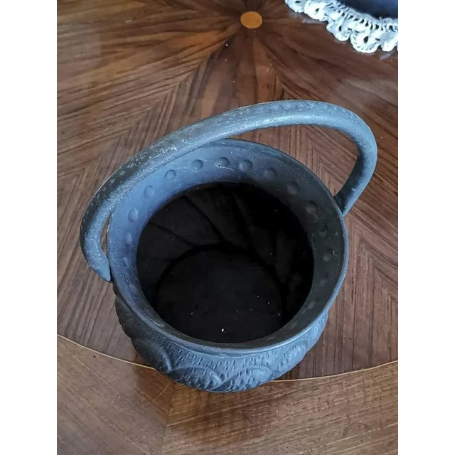 burnished copper basket with handle and body worked potbellied and chiseled created in the mid 900. Good state of...