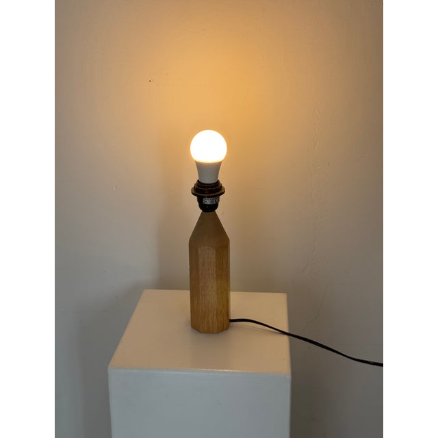 Vintage Tarogo natural wood pencil lamp base. Functional, sold without lampshade. Height: 27.5cm; Diameter: 7cm; Neck...