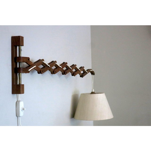 Erik Hansen for Le Klint 'scissor' articulated teak wall light from the 1960s. The light is extendable from 40 cm to 90 cm...