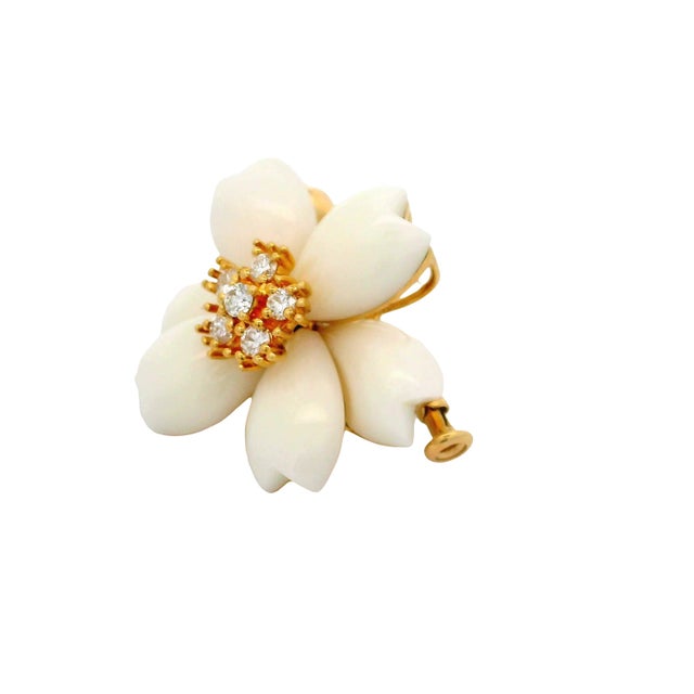 White Onyx Diamond 18k Yellow Gold Flower Brooch For Sale - Image 4 of 6