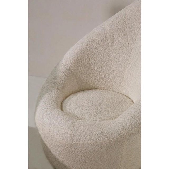 Discover the timeless elegance of the 1960s with this exquisite pair of French swivel armchairs, which seamlessly blend...