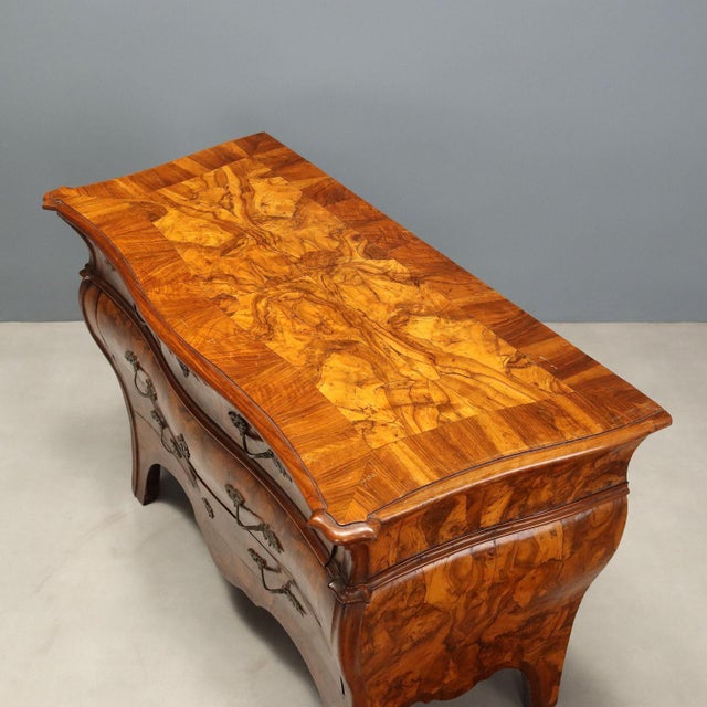 Antique Wanut Burl Veneer Chests of Drawers Italy, 18th Century, Set of 2 For Sale - Image 10 of 14