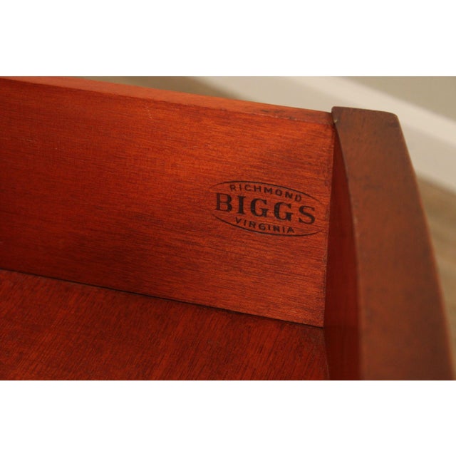 Mid 20th Century Biggs Hepplewhite Style Mahogany Chest of Drawers For Sale - Image 5 of 18