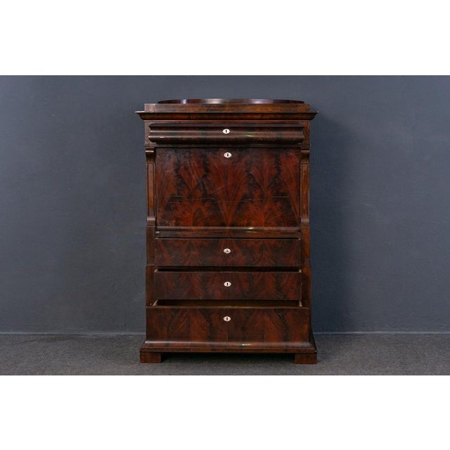 Standing secretary Epoch & style: Biedermeier - 1st half of the 19th century Features - veneered in mahogany - offset head...
