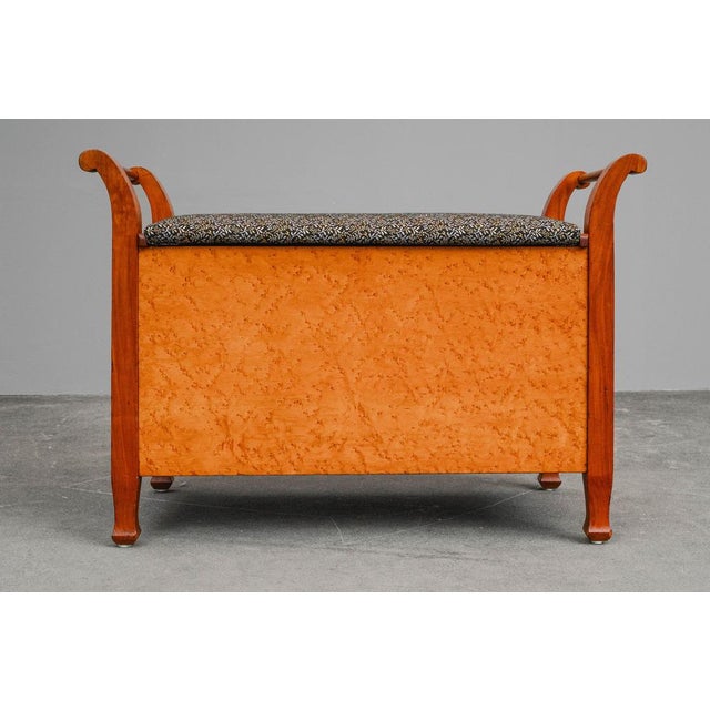 Art Nouveau Chest Bench in Cherry Wood and Bird's-Eye Maple, 20th Century For Sale - Image 12 of 18