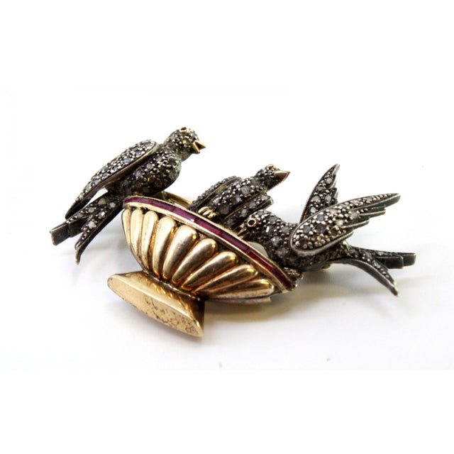 Gold and Silver Brooch with Birds at the Water Trough, Diamond Chips and Calibrated Rubies For Sale - Image 4 of 8