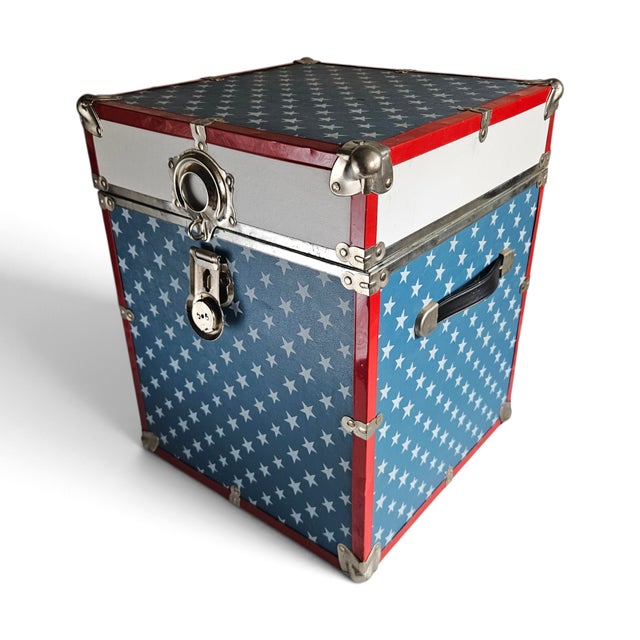 Vintage American Flag Patriotic Steamer Trunk W/ Working Key For Sale - Image 10 of 18
