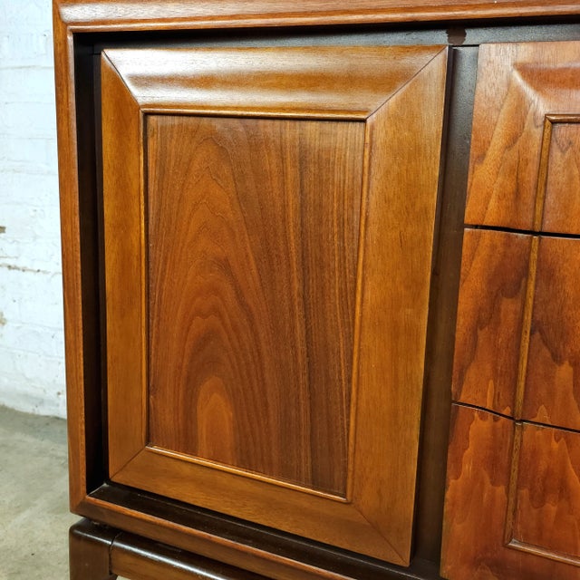 1960s 1960s Walnut Mid Century Modern Credenza Buffet by United Furniture For Sale - Image 5 of 12