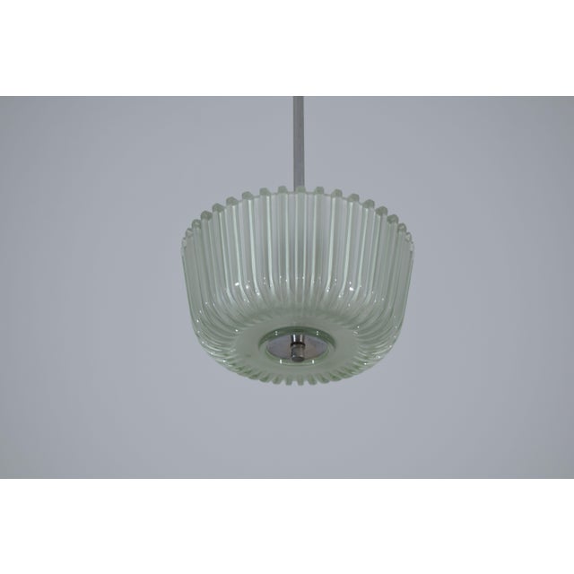 An elegant 1950s Italian chandelier by Seguso, a refined expression of the Murano glassmaking tradition. The glass...