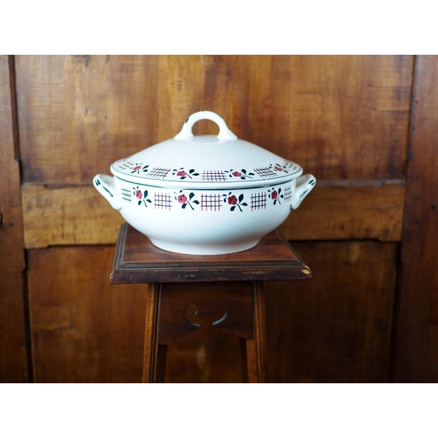 1950s 1950s French Nidervillers Soup Tureen With a Pattern of Roses and Blue and Pink Crosses. For Sale - Image 5 of 12