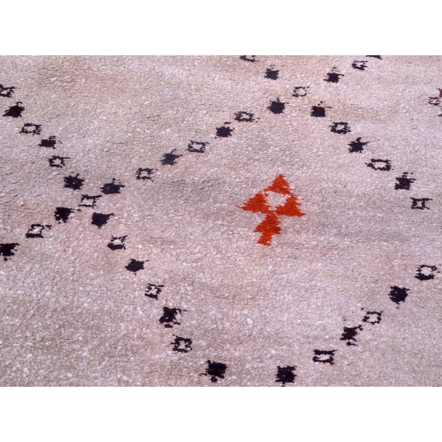 Wood Vintage Mid-Century Sand Colored Beni-Ouarain Berber Moroccan Rug For Sale - Image 7 of 9