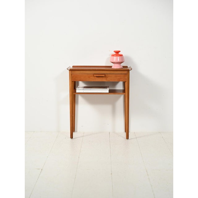 Scandinavian teak bedside table designed by Bertil Fridhagen for Bodafors, with a contoured top. Scandinavian teak bedside...