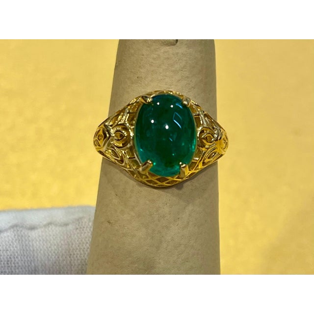 The School of Paris 3.3 Carat Oval Emerald Cabochon 14 Karat Yellow Gold Cocktail Ring Vintage For Sale - Image 3 of 18
