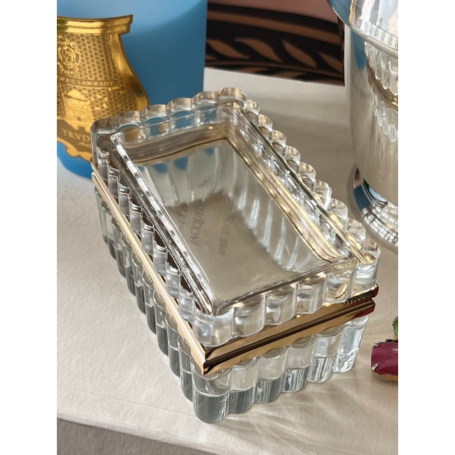 Hollywood Regency Vintage Clear Glass Casket Box With Scalloped Sides and Smooth Mounts For Sale - Image 3 of 9