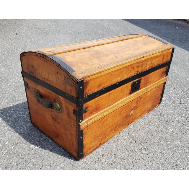 Early American Refinished Pine and Metal Blanket Chest Storage Trunk For Sale In Washington DC - Image 6 of 10