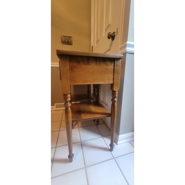 English 1960s Ethan Allen Heirloom Nutmeg Maplewood Nightstands - A Pair For Sale - Image 3 of 11