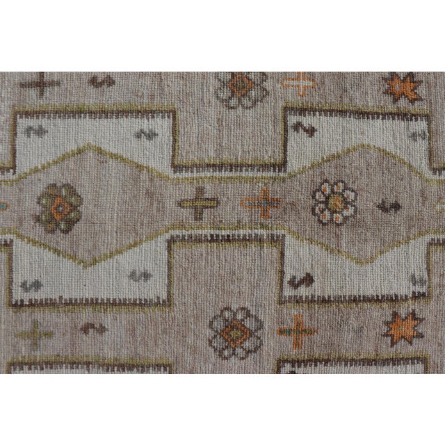 Geometric All-Over Design Gallery Turkish Oushak Rug in Soft Ivory and Taupe For Sale - Image 4 of 13