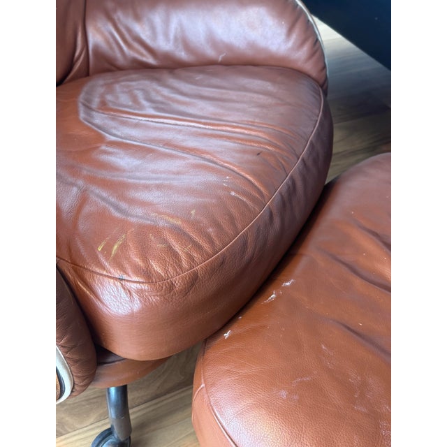 1990s Lousiana Leather Lounge Chair With Ottoman by Vico Magistretti for De Padova For Sale In New York - Image 6 of 9