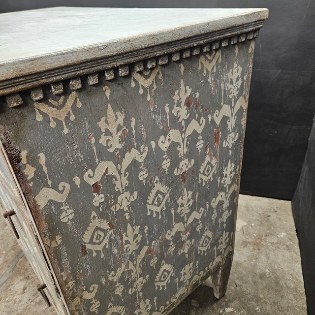 Late 19th Cenutry Grey & White 3 Drawer Italian Style Commode With Dental Molding Accent For Sale - Image 12 of 18