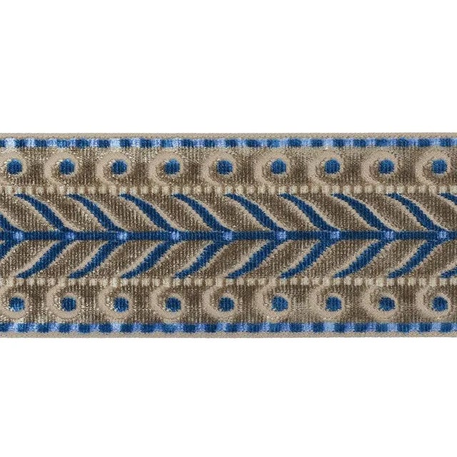 A scrolling leaf pattern in jacquard cut velvet gives this accessory a luster that’s positively luxurious and absolutely...