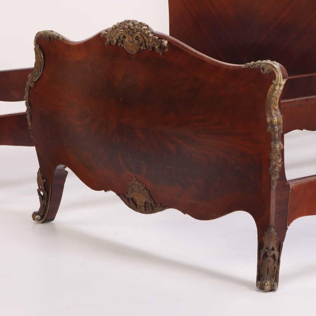 A Pair of French Burl Walnut Bombé Form Twin Beds, C. 1930. For Sale In Philadelphia - Image 6 of 8