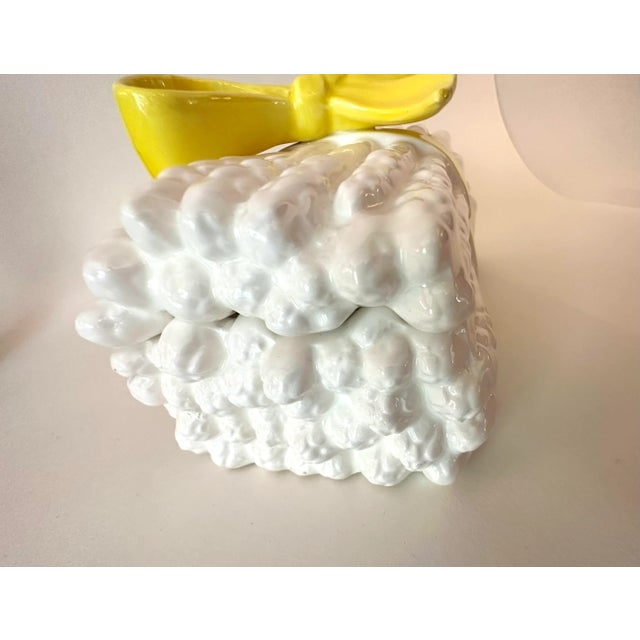 1970s Vintage 1975 Fitz and Floyd White Trompe L’Oeil Asparagus Box With Yellow Bow For Sale - Image 5 of 8