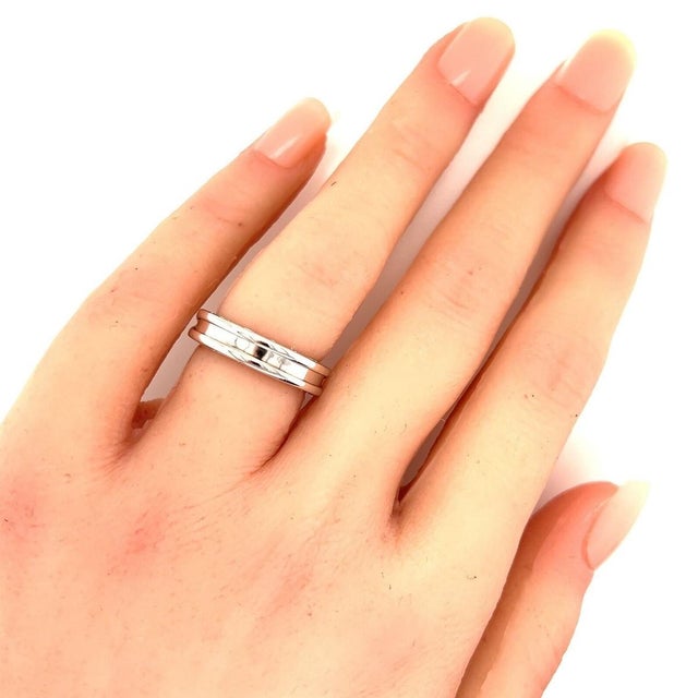 This authentic Bvlgari ring from the iconic B.zero1 collection is a timeless expression of Italian luxury. Crafted in...