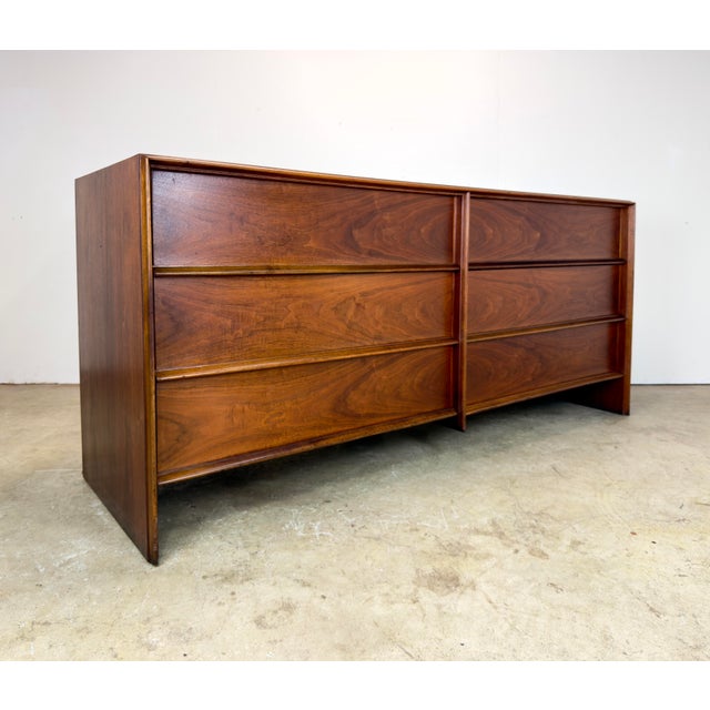 1950s 1950’s T H Robsjohn Gibbings for Widdicomb 6 Drawer Walnut Dresser Chest of Drawers For Sale - Image 5 of 12