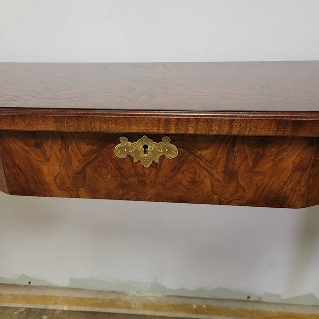 Wood Hekman Oyster Burl Console Table With Queen Anne Legs, Burl Walnut Hall Table For Sale - Image 7 of 10